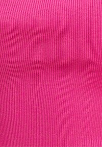 Tessuto a coste aderente di un vivace colore rosa, con una superficie liscia e linee verticali. Nessun motivo aggiuntivo o dettagli hardware presenti.