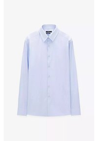 Jasnoniebieska koszula z długim rękawem, wykonana z gładkiego materiału, z kołnierzykiem w kształcie szpikulca, z zapinaniem na guziki z przodu oraz klasycznym fasonem bez widocznych wzorów.