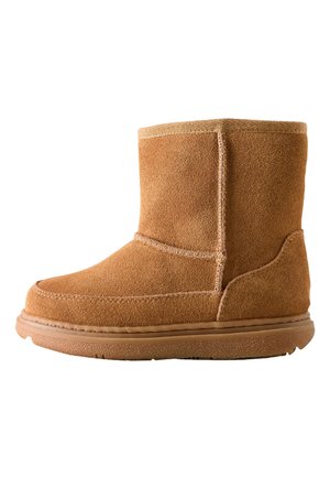 Stivaletto in camoscio marrone con punta arrotondata, tomaia strutturata e suola in gomma. Lo stivale presenta cuciture visibili e un collo morbido.