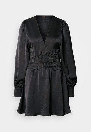 Vestido preto com decote em V, mangas longas volumosas e cintura franzida. Feito de tecido texturizado, apresenta uma saia rodada e punhos canelados.