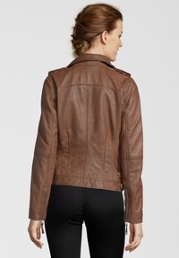 Braune Leder-Motorradjacke mit körperbetontem Design, mit Reißverschlüssen, Schulterklappen und sichtbaren Nähten auf der Rückseite.