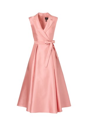 Różowa satynowa sukienka bez rękawów z kopertowym dekoltem w kształcie litery V, wiązaną w talii taśmą i rozkloszowaną spódnicą w kształcie litery A, charakteryzująca się gładką, błyszczącą fakturą.