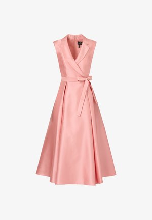 Roze satijnen mouwloze wikkeljurk met een V-hals, een strikceintuur in de taille en een uitlopende A-lijn rok, voorzien van een gladde, glanzende textuur.