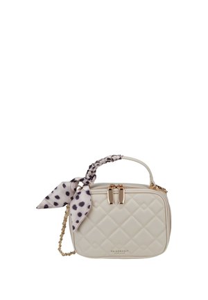 Kleine beige gesteppte Handtasche mit goldfarbenen Reißverschlussanhängern, Kettenriemen und einem schwarz gesprenkelten weißen Schal, der um den Griff gebunden ist.
