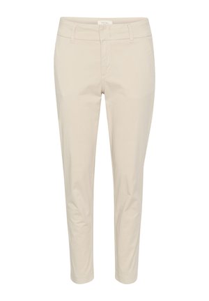 Pantaloni din amestec de bumbac bej cu o croială slim, având un front plat, bucle pentru curea și tivuri de lungimea gleznei. Textură netedă cu detalii minime.