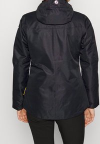 Schwarze wasserdichte Jacke mit Kapuze, glatter Textur, mit Reißverschlusstaschen und Logodetail auf dem Rücken, mit taillierter Passform und längerem Saum.