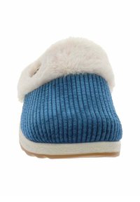 Zapatilla de terciopelo azul con un suave forro de piel blanca, forma redondeada, superficie texturizada y suela de goma plana. Sin herrajes ni patrones visibles.