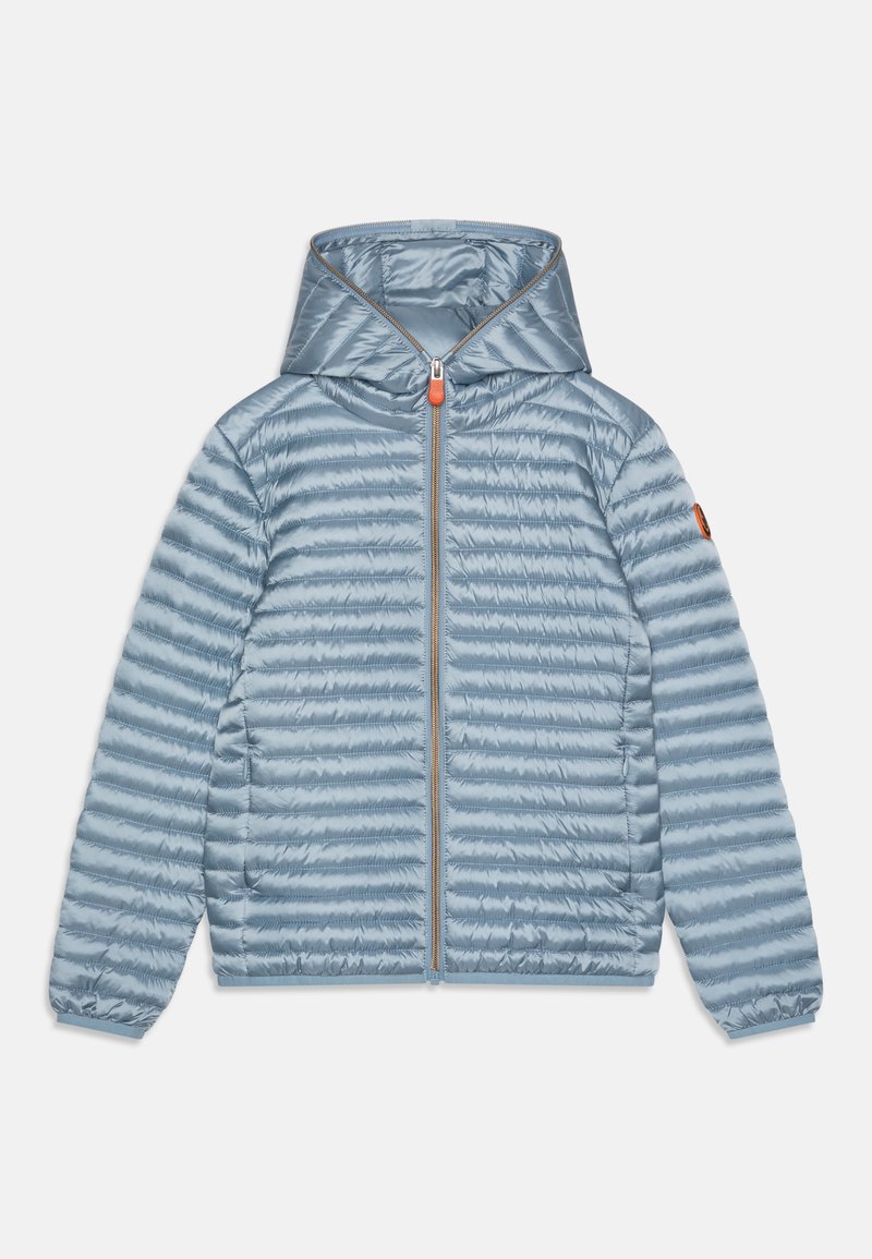 Lys blå, puffy jakke med hette, med horisontalt quiltet tekstur, hel glidelås og en oransje detalj på glidelåsdraget.