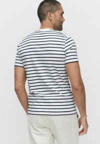 Gestreiftes T-Shirt in Weiß und Marineblau, mit kurzen Ärmeln, rundem Ausschnitt, taillierter Silhouette, weichem Stoff, horizontalen Streifen und einem sauberen Finish.