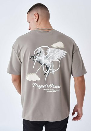 T-shirt in cotone grigio con grafica di un cavallo alato, testo bianco e motivi di nuvole sul retro; design a maniche corte, vestibilità standard.