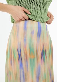Wielokolorowa spódnica maxi z lejącym się materiałem; posiada wzór tie-dye w pastelowych odcieniach pomarańczowego, zielonego i niebieskiego, o gładkiej strukturze i lekkiej konstrukcji.