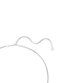 Srebrna verižica z majhnimi pravokotnimi členki in obeskom z jasnim dragim kamnom na nastavljivi podaljšani verigi na belem ozadju.