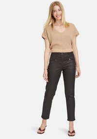 Betty Barclay PERFECT BODY- MIT REISSVERSCHLUSSTASCHEN - Stoffhose - dunkelbraun