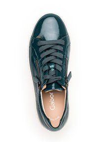 Turkusowe lakierowane sneakersy z szarymi sznurówkami, zamkami po bokach i białą gumową podeszwą. Posiadają logo "Gabor" oraz napis "Best Fit" wewnątrz.