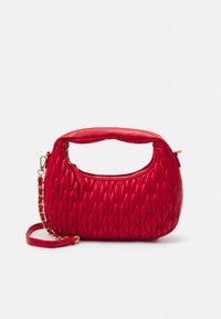 Rote, gesteppte Handtasche aus glattem Material. Verfügt über einen geschwungenen Griff und einen abnehmbaren Riemen, mit Reißverschluss und goldfarbenen Metallakzenten.