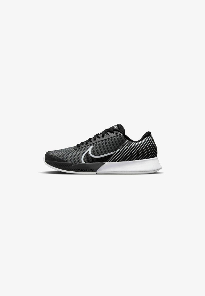 Chaussure de running Nike noire et grise avec un swoosh blanc, talon rayé, lacets noirs et semelle blanche avec amorti Air Zoom.