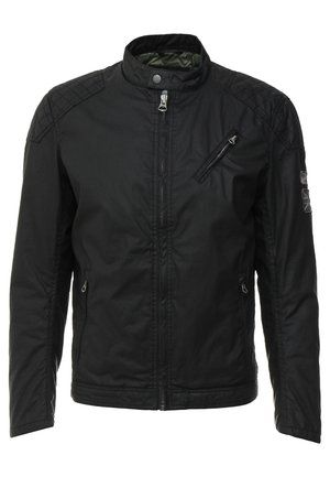 Czarna kurtka zapinana na zamek błyskawiczny z wysokim kołnierzem, pikowanymi naszywkami na ramionach oraz trzema kieszeniami na zamek z przodu i na rękawie.