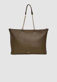 Borsa tote in pelle marrone con finitura testurizzata, dotata di tracolle a catena color argento e piccolo logo sulla parte inferiore. Forma rettangolare.