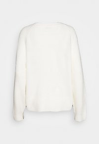 Biały sweter z prążkowaną fakturą na rękawach i plecach, z zaokrąglonym dekoltem i prostym dołem, wykonany z miękkiego materiału.