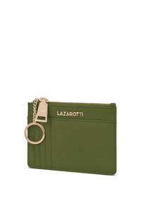 Portafoglio in pelle verde con texture, dotato di accessori in oro, anello portachiavi e molteplici slot per carte. Logo stampato sul frontale.