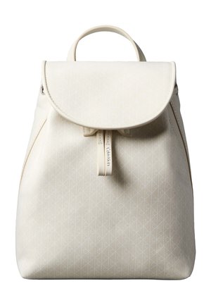 Sac à dos blanc texturé avec fermeture à rabat, poignée supérieure et logo Calvin Klein sur les languettes avant à cordon.
