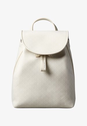 Sac à dos blanc texturé avec fermeture à rabat, poignée supérieure et logo Calvin Klein sur les languettes avant à cordon.