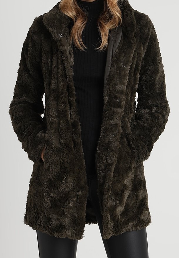 Mörkgrön fuskpälsjacka med texturerad yta, knäppning fram med tryckknappar, sidofickor och krage. Mjuk, varm och knälång design.