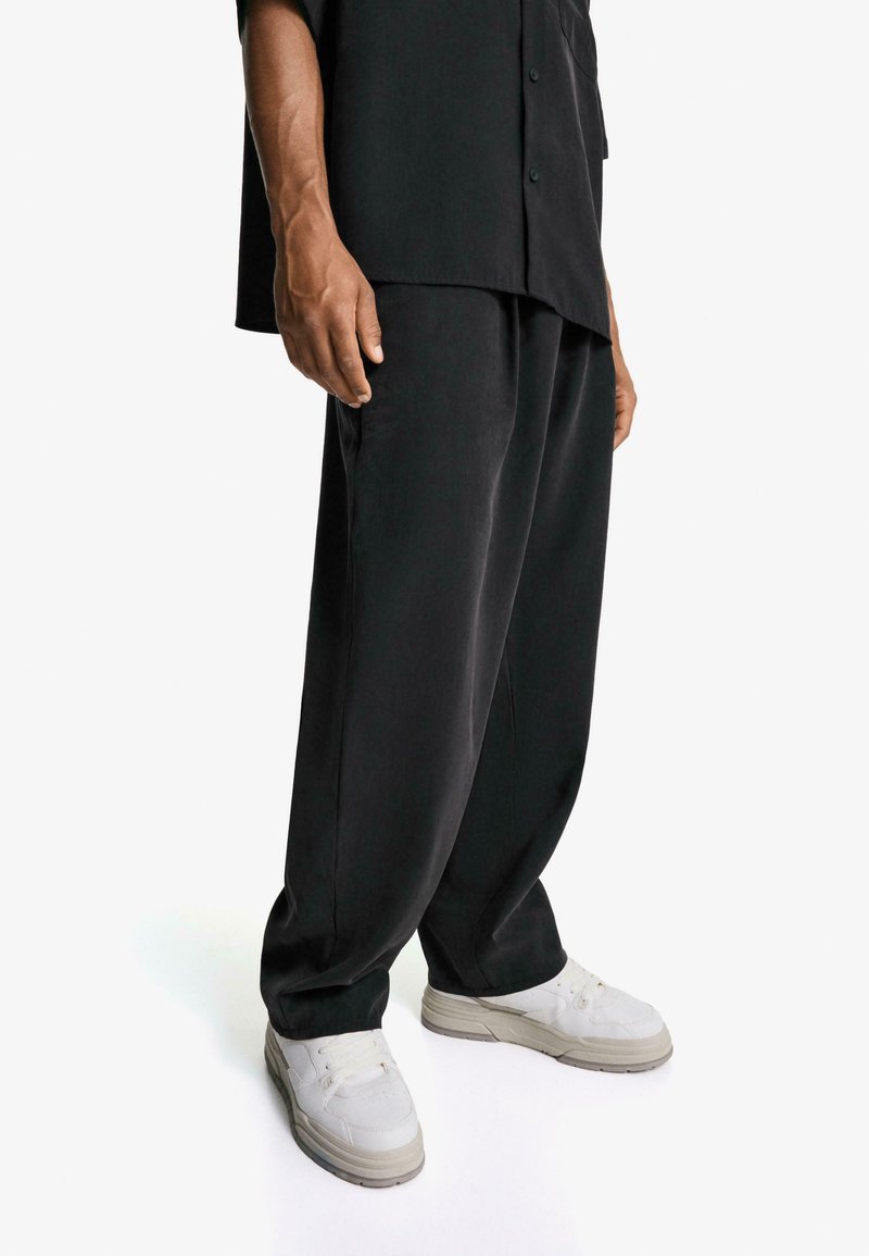 Bershka JOGGER BAGGY Pantaloni black/nero