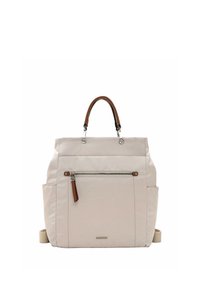 Beigefarbener quadratischer Rucksack mit braunem Griff, vorderer Reißverschlusstasche und Seitentaschen, entworfen für den lässigen oder alltäglichen Gebrauch.