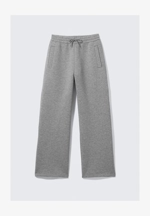 Pantalones de chándal de pierna ancha en gris claro con cintura ajustable y bolsillos laterales, dispuestos sobre un fondo blanco.
