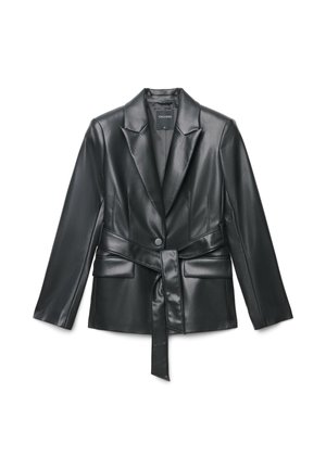 Blazer in ecopelle nera con rever a lancia, bottoni frontali, cintura annodata in vita e due tasche frontali. Texture liscia, design sartoriale.