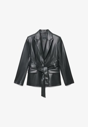 Blazer in ecopelle nera con rever a lancia, bottoni frontali, cintura annodata in vita e due tasche frontali. Texture liscia, design sartoriale.