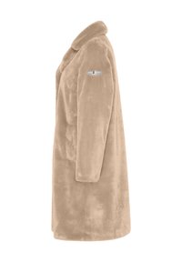 Beżowy płaszcz z futerka ekologicznego z kołnierzem, bocznymi kieszeniami, miękką fakturą i naszywką z logo na lewym rękawie. Dopasowany, długi fason.