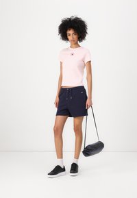 Tommy Jeans SLIM ESSENTIAL LOGO TEE - Print T-shirt - precious pink