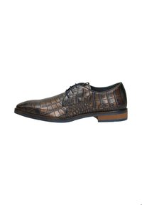 Bruine leren nette schoen met een krokodillenpatroon, puntige neus en blauwe veters; heeft een lage hak en een gladde zool.