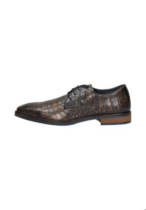 Bruine leren nette schoen met een krokodillenpatroon, puntige neus en blauwe veters; heeft een lage hak en een gladde zool.
