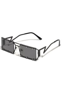 Mustat aurinkolasit, joissa on suorakulmaiset, kulmikkaat kehykset. Tumma harmaat linssit, joissa on vahva kehys, korostettuna metallipulteilla. Kapeat, kaarevat templet.