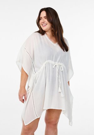 Vit kaftan tillverkad av lättviktsmaterial, med dragsko i midjan, sidospalter och dekorativ sömnad längs halsringningen.