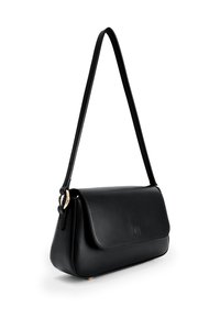 Bolso de hombro de cuero negro con textura suave, diseño angulado, solapa plegable y acentos de hardware dorado.