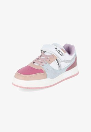 Zapatilla infantil rosa, beige, gris y blanca con cordones y una tira blanca de velcro con la etiqueta "DOCKERS by Gerli"