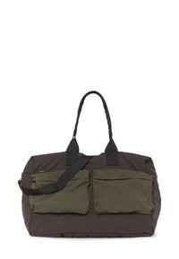 Grande borsa a tracolla in tessuto marrone scuro con due tasche frontali verde oliva. Presenta manici doppi e una tracolla regolabile.