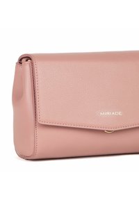 Bolso de mano de cuero rosa con un acabado texturizado, herrajes dorados y una solapa plegable. Presenta el nombre de la marca "MIRIADES" grabado en la parte frontal.