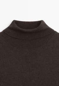 Tmavě hnědý rolákový svetr s vysokým límcem, hladkou texturou a jemnými žebrováním u výstřihu a na ramenou.