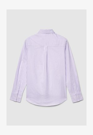 Camicia lilla chiaro con sottili righe verticali bianche, maniche lunghe e polsini con bottoni. Presenta un pettorale posteriore con piega per un design aggiuntivo.
