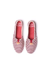 Espadrillas in tela a righe rosse e bianche con punta tonda e dettaglio in pelle color cuoio. Interno in tessuto morbido, suola intrecciata resistente.