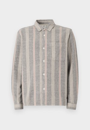 Chemise à manches longues grise à boutons avec des rayures verticales en gris clair et rose. Comprend une poche sur la poitrine et une texture douce.