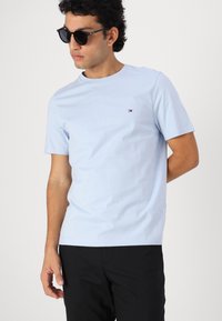 Tommy Hilfiger SEASONAL SOLID TEE - Basic T-shirt - breezy blue