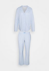 Šviesiai mėlynas pižamų rinkinys su vertikaliomis baltomis juostelėmis. Sudėtyje yra ilgomis rankovėmis marškiniai su mygtukais ir elastinė juosmens kelnės su raišteliu.