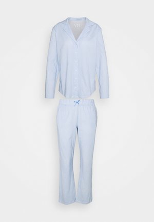 Helles blaues Schlafanzug-Set mit vertikalen weißen Streifen. Beinhaltet ein langärmliges Hemd mit Knöpfen und eine Hose mit elastischem Bund und Kordelzug.