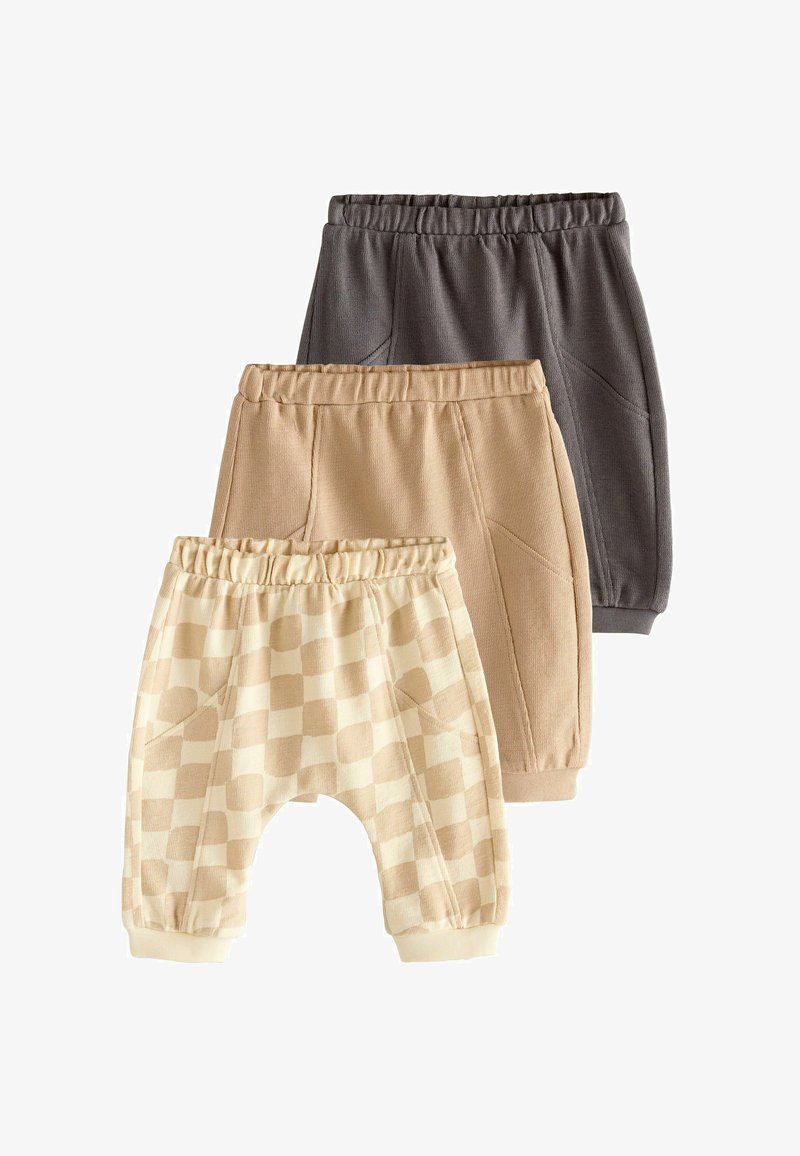 Trois paires de pantalons pour enfants : un gris, un beige et un à carreaux crème et beige. Ils présentent des ceintures élastiques et des poches.